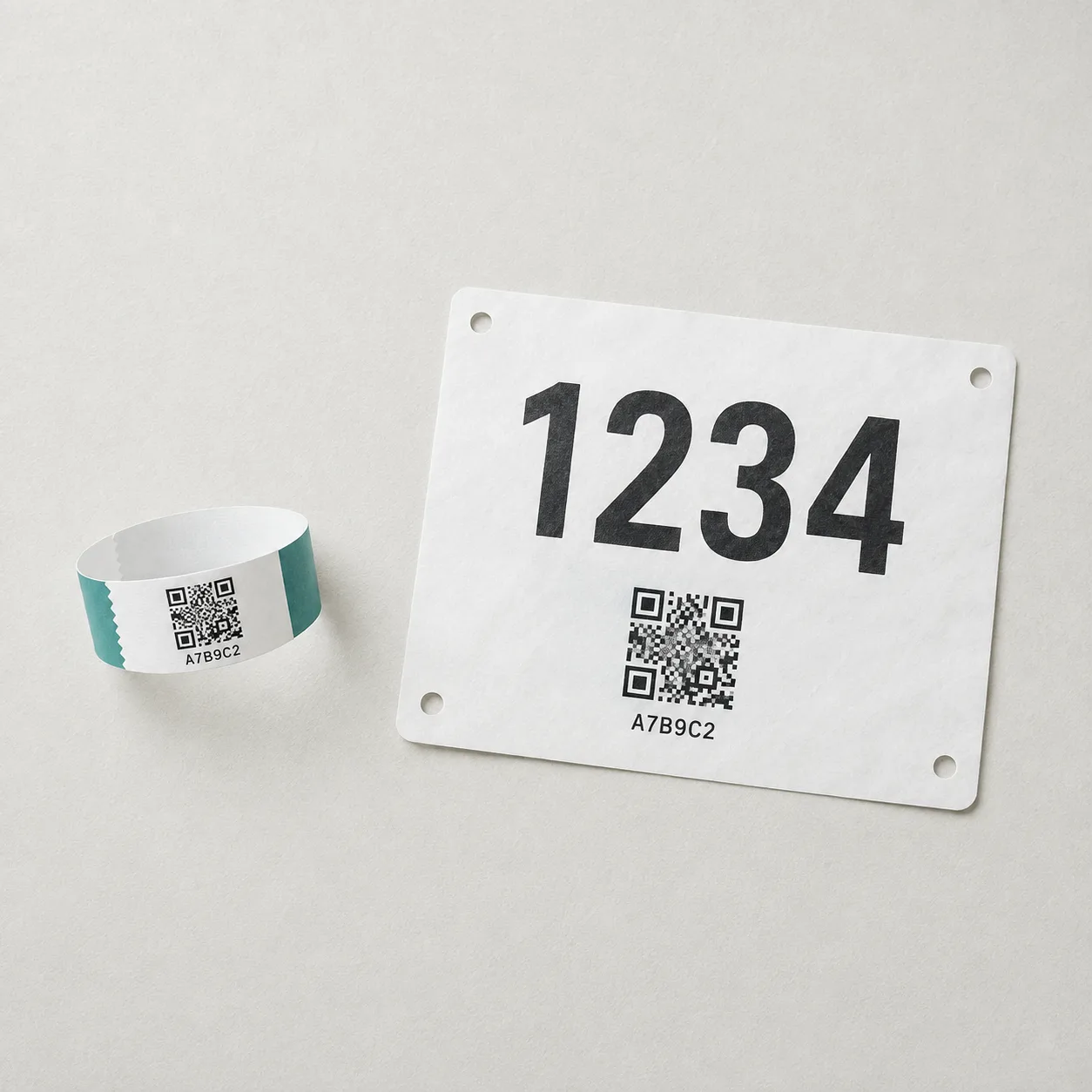 QR-Code-Bändchen und Startnummer mit QR-Code nebeneinander