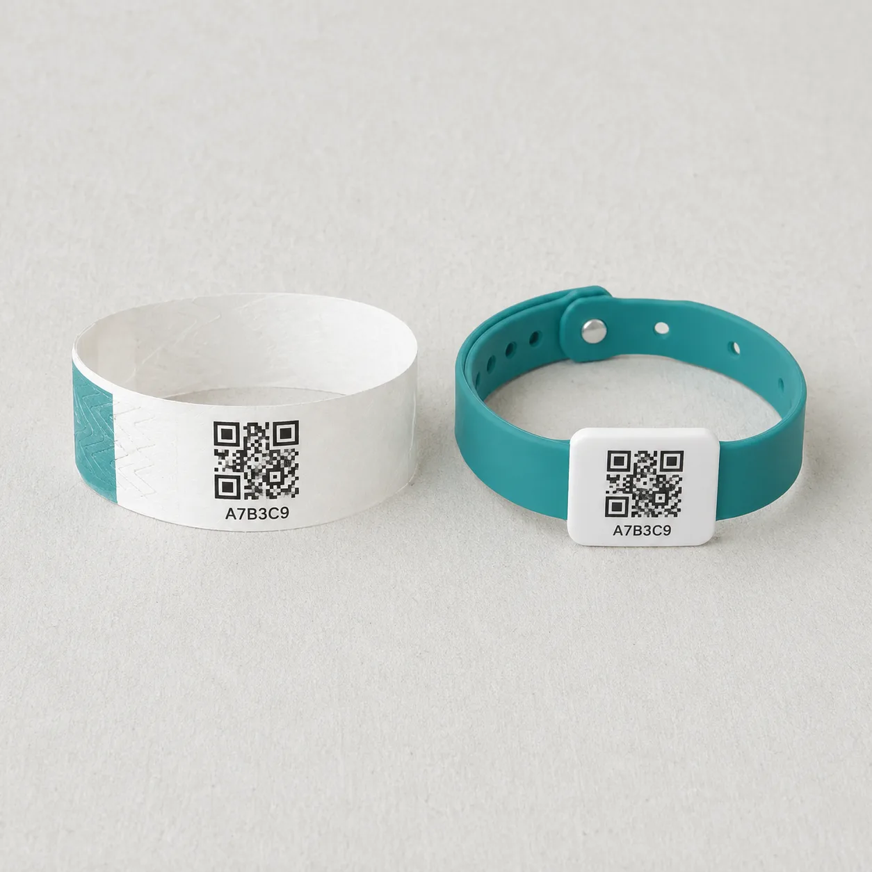 Zwei QR-Code-Bändchen: Einweg-Papierband und wiederverwendbares Silikonband